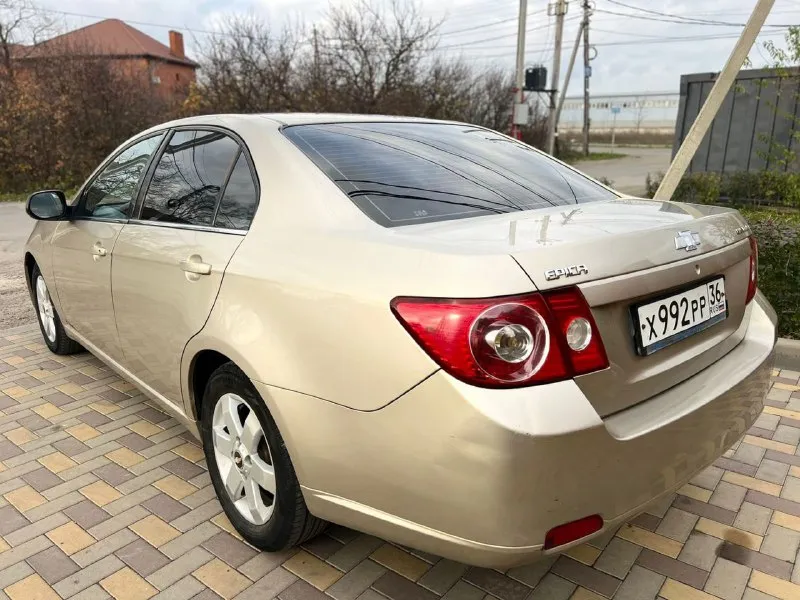 Продам chevrolet epica в отличном состоянии! один единственный владелец. птс оригинал. авто не бита !не крашена! всю жизнь в одних руках. семейное хорошое авто без каких либо вложений. 2007 год выпуска. в техническом плане всё обслужено, двигатель 2.0л. не троит и не стучит и масло не расходует. ходовая часть без стуков. коробка механика включается мягко, не хрустит, не выбивает. по кузову всё отлично! нет не одного рыжика! выглядит отлично как на фото! максимальная комплектация с кожаным салоном. кондиционером, мульти-руль. гидроусилитель руля, 4 стеклоподъемники. подушки безопасности. эл зеркала с подогревом. противотуманки. обогрев стекла. магнитола. литые диски. тонировка. по салону тоже всё хорошо, чистый и опрятный, не прокурен, по салону всё работает до каждой кнопочки и лампочки, ошибок на щитке приборов нет всё загорается и гаснет. в общем отличный, надежный и комфортный авто за адекватную сумму. в юридическом плане всё хорошо, без штрафов и запретов и прочей ерунды цена 470000. донецк +9496415532 - фотография - 8