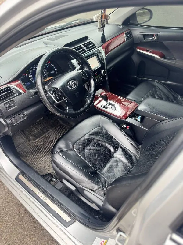 Продам toyota camry 50, 2013 год, ат 2.5 л. 181л. с. пробег 256.000 км. чистый европеец, делал хорошую шумоизоляцию, новые тормозные диски, датчик дождя, музыка играет четко, новые задние стойки, стоит хорошая led - оптика, 3 ключа, двигатель работает отлично, ходовая обслужена, диски r19, резина стоит continental, есть комплект зимней резины, на дисках r16 уже поставил. в машине никогда не курили, машина находиться в мариуполе, продажа из за покупки нового автомобиля, обмен не интересует, цена 1🍋500 р. , торг реальному покупателю у капота, все вопросы по телефону +79497048102 - фотография - 10