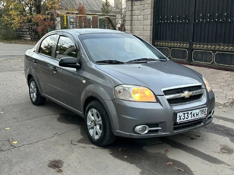 Добрый день продам свой chevrolet aveo 2012 года в идеальном состоянии с пробегом 192.000 тысячи родной некрученный, мотор 1.5 восьмиклапанный самый надёжная и экономность. автомобиль не имеет ни рыжиков ни коррозии автомобиль вся в заводском металле все родные стёкла в дтп никогда не участвовала автомобиль вся обслужено всё вовремя менялось ничего не стучит не гремит всё работает просто идеально, очень опрятный салон. кондиционер обслуженный работает отлично, есть гидроусилитель руля сигнализации центральный замок магнитола хорошая, два ключа сервисные книги стоит новая резина зимняя титановые диски chevrolet газ евро-4 вписан в техпаспорт. по документам полный порядок я собственник. цена 575.000 тысяч российских рублей присутствует небольшой торг или обмен на высший класс на автомате. осмотр город донецк звонить +79494491380 здесь и telegram - фотография - 3