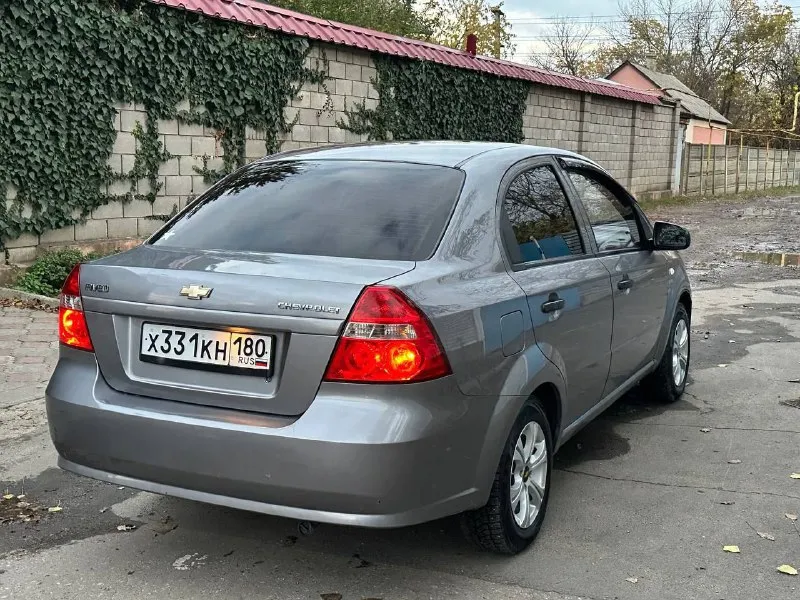 Добрый день продам свой chevrolet aveo 2012 года в идеальном состоянии с пробегом 192.000 тысячи родной некрученный, мотор 1.5 восьмиклапанный самый надёжная и экономность. автомобиль не имеет ни рыжиков ни коррозии автомобиль вся в заводском металле все родные стёкла в дтп никогда не участвовала автомобиль вся обслужено всё вовремя менялось ничего не стучит не гремит всё работает просто идеально, очень опрятный салон. кондиционер обслуженный работает отлично, есть гидроусилитель руля сигнализации центральный замок магнитола хорошая, два ключа сервисные книги стоит новая резина зимняя титановые диски chevrolet газ евро-4 вписан в техпаспорт. по документам полный порядок я собственник. цена 575.000 тысяч российских рублей присутствует небольшой торг или обмен на высший класс на автомате. осмотр город донецк звонить +79494491380 здесь и telegram - фотография - 4