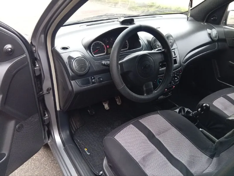 Добрый день продам свой chevrolet aveo 2012 года в идеальном состоянии с пробегом 192.000 тысячи родной некрученный, мотор 1.5 восьмиклапанный самый надёжная и экономность. автомобиль не имеет ни рыжиков ни коррозии автомобиль вся в заводском металле все родные стёкла в дтп никогда не участвовала автомобиль вся обслужено всё вовремя менялось ничего не стучит не гремит всё работает просто идеально, очень опрятный салон. кондиционер обслуженный работает отлично, есть гидроусилитель руля сигнализации центральный замок магнитола хорошая, два ключа сервисные книги стоит новая резина зимняя титановые диски chevrolet газ евро-4 вписан в техпаспорт. по документам полный порядок я собственник. цена 575.000 тысяч российских рублей присутствует небольшой торг или обмен на высший класс на автомате. осмотр город донецк звонить +79494491380 здесь и telegram - фотография - 6