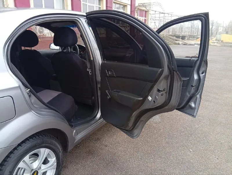 Добрый день продам свой chevrolet aveo 2012 года в идеальном состоянии с пробегом 192.000 тысячи родной некрученный, мотор 1.5 восьмиклапанный самый надёжная и экономность. автомобиль не имеет ни рыжиков ни коррозии автомобиль вся в заводском металле все родные стёкла в дтп никогда не участвовала автомобиль вся обслужено всё вовремя менялось ничего не стучит не гремит всё работает просто идеально, очень опрятный салон. кондиционер обслуженный работает отлично, есть гидроусилитель руля сигнализации центральный замок магнитола хорошая, два ключа сервисные книги стоит новая резина зимняя титановые диски chevrolet газ евро-4 вписан в техпаспорт. по документам полный порядок я собственник. цена 575.000 тысяч российских рублей присутствует небольшой торг или обмен на высший класс на автомате. осмотр город донецк звонить +79494491380 здесь и telegram - фотография - 8