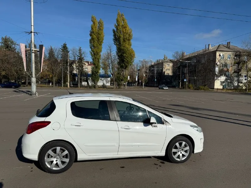 Продам peugeot 308, год выпуска 2010, двигатель 1.6 л. , коробка - автомат. пробег оригинальный — 135 тыс. км. автомобиль в хорошем техническом состоянии, полностью обслужен и готов к эксплуатации. за машиной ухаживал, своевременно проводилось то. коробка работает без рывков, двигатель тянет уверенно. ходовая часть без нареканий — ничего не гремит и не стучит. салон чистый, ухоженный. кондиционер, электростеклоподъёмники, подушки безопасности, парктроник — всё работает. документы в порядке, я собственник. цена — 830 000 руб. , возможен торг. звонить по телефону: +79493266145 - фотография - 2