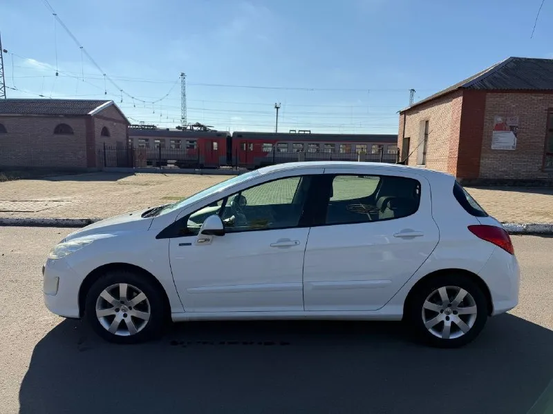 Продам peugeot 308, год выпуска 2010, двигатель 1.6 л. , коробка - автомат. пробег оригинальный — 135 тыс. км. автомобиль в хорошем техническом состоянии, полностью обслужен и готов к эксплуатации. за машиной ухаживал, своевременно проводилось то. коробка работает без рывков, двигатель тянет уверенно. ходовая часть без нареканий — ничего не гремит и не стучит. салон чистый, ухоженный. кондиционер, электростеклоподъёмники, подушки безопасности, парктроник — всё работает. документы в порядке, я собственник. цена — 830 000 руб. , возможен торг. звонить по телефону: +79493266145 - фотография - 4