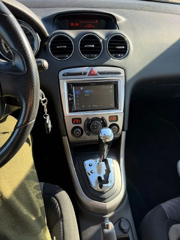 Продам peugeot 308, год выпуска 2010, двигатель 1.6 л. , коробка - автомат. пробег оригинальный — 135 тыс. км. автомобиль в хорошем техническом состоянии, полностью обслужен и готов к эксплуатации. за машиной ухаживал, своевременно проводилось то. коробка работает без рывков, двигатель тянет уверенно. ходовая часть без нареканий — ничего не гремит и не стучит. салон чистый, ухоженный. кондиционер, электростеклоподъёмники, подушки безопасности, парктроник — всё работает. документы в порядке, я собственник. цена — 830 000 руб. , возможен торг. звонить по телефону: +79493266145 - фотография - 5