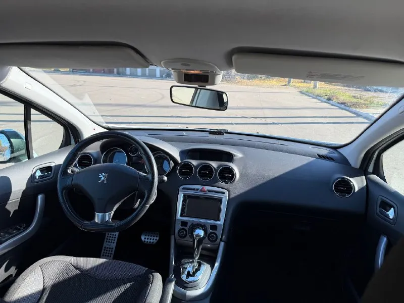 Продам peugeot 308, год выпуска 2010, двигатель 1.6 л. , коробка - автомат. пробег оригинальный — 135 тыс. км. автомобиль в хорошем техническом состоянии, полностью обслужен и готов к эксплуатации. за машиной ухаживал, своевременно проводилось то. коробка работает без рывков, двигатель тянет уверенно. ходовая часть без нареканий — ничего не гремит и не стучит. салон чистый, ухоженный. кондиционер, электростеклоподъёмники, подушки безопасности, парктроник — всё работает. документы в порядке, я собственник. цена — 830 000 руб. , возможен торг. звонить по телефону: +79493266145 - фотография - 6