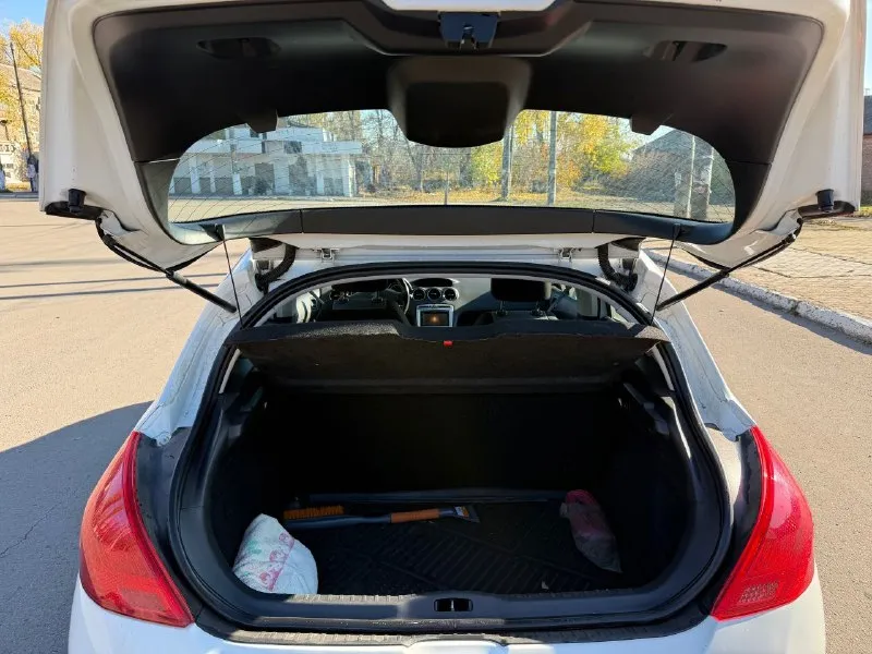 Продам peugeot 308, год выпуска 2010, двигатель 1.6 л. , коробка - автомат. пробег оригинальный — 135 тыс. км. автомобиль в хорошем техническом состоянии, полностью обслужен и готов к эксплуатации. за машиной ухаживал, своевременно проводилось то. коробка работает без рывков, двигатель тянет уверенно. ходовая часть без нареканий — ничего не гремит и не стучит. салон чистый, ухоженный. кондиционер, электростеклоподъёмники, подушки безопасности, парктроник — всё работает. документы в порядке, я собственник. цена — 830 000 руб. , возможен торг. звонить по телефону: +79493266145 - фотография - 7