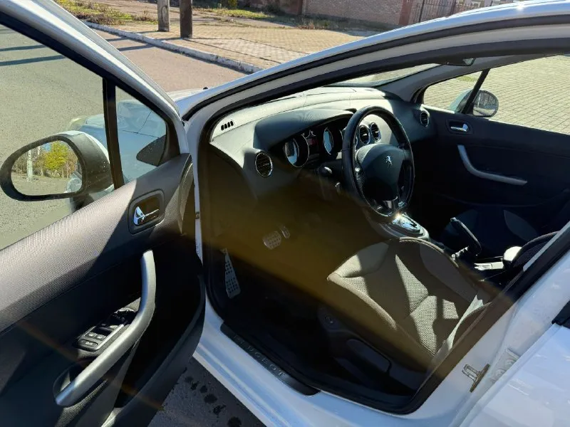 Продам peugeot 308, год выпуска 2010, двигатель 1.6 л. , коробка - автомат. пробег оригинальный — 135 тыс. км. автомобиль в хорошем техническом состоянии, полностью обслужен и готов к эксплуатации. за машиной ухаживал, своевременно проводилось то. коробка работает без рывков, двигатель тянет уверенно. ходовая часть без нареканий — ничего не гремит и не стучит. салон чистый, ухоженный. кондиционер, электростеклоподъёмники, подушки безопасности, парктроник — всё работает. документы в порядке, я собственник. цена — 830 000 руб. , возможен торг. звонить по телефону: +79493266145 - фотография - 8