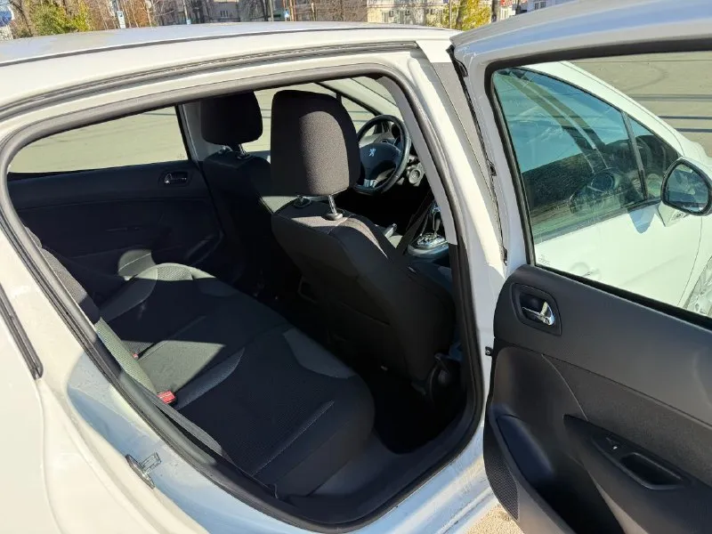Продам peugeot 308, год выпуска 2010, двигатель 1.6 л. , коробка - автомат. пробег оригинальный — 135 тыс. км. автомобиль в хорошем техническом состоянии, полностью обслужен и готов к эксплуатации. за машиной ухаживал, своевременно проводилось то. коробка работает без рывков, двигатель тянет уверенно. ходовая часть без нареканий — ничего не гремит и не стучит. салон чистый, ухоженный. кондиционер, электростеклоподъёмники, подушки безопасности, парктроник — всё работает. документы в порядке, я собственник. цена — 830 000 руб. , возможен торг. звонить по телефону: +79493266145 - фотография - 9