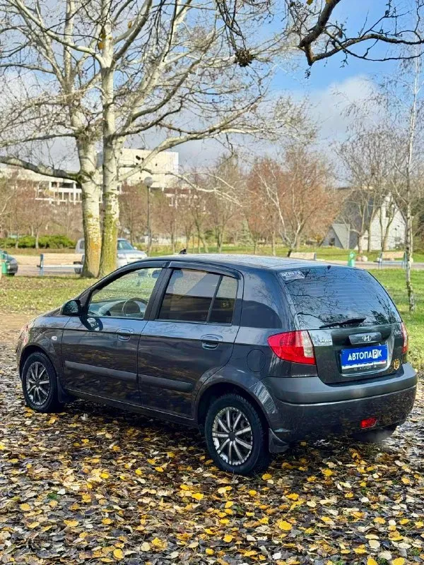 Hyundai getz at 💰цена: 600 000р 🏢город: мариуполь 📅год выпуска: 2006 🧾пробег: 165 568 ем ⚙️двигатель: 1.4 ⛽топливо: бензин ⚙️кпп: автомат 📞 телефон: +7-949-727-41-51 +7-989-263-55-56 +7-949-551-91-52 💾 описание: ✅ кузов в отличном состоянии ✅ техническая часть на 5+ ✅ южная эксплуатация ✅ салон как новый ✅ коробка автомат кондиционер ❄️ (работает отлично), подогрев сидений 🔥, abs, airbag, 4 стеклоподъемника, задние дисковые тормоза, гидроусилитель руля, электро зеркала, два ключа, птф, регулировка сиденья по высоте, сигнализация, магнитола с usb. улица шевченко 269 - фотография - 4