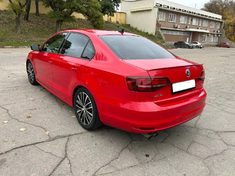 Продам volkswagen jetta 1.8 turbo gen3 год выпуска: 2016 пробег: 110.000 км камера заднего вида, кондиционер, подогрев сидений, подогрев зеркал, круиз контроль. регистратор на 2 камеры. два комплекта шин и дисков(зима/лето). комплектация sport датчик давления шин два комплекта ковриков зима/лето один владелец. тел. +7 949 302 95 90 цена 1.400 000р. - фотография - 5