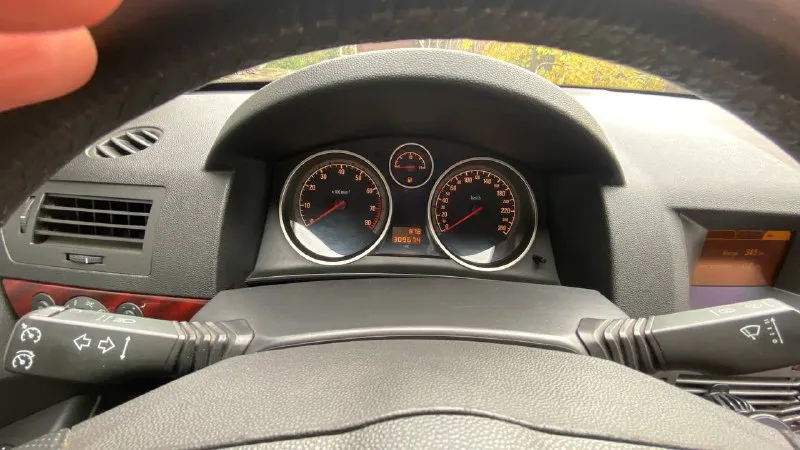 Продам opel astra h движок 1.8 z18xe, 125 л. с. мкпп 2004 год машиной владею больше года, за все время ни разу не подвела. комплектация - кондиционер, датчик света, датчик дождя, круиз контроль, мультируль, передние эсп, электрозеркала, салон в отличном состоянии. двигатель не троит, не дымит, тяга отличная. кпп работает прекрасно. электрика вся исправна. по ходовке ничего не стучит, не тарахтит. за машиной ухаживал, делалось все вовремя, для себя. все записи, что и когда делалось, есть. по кузову есть мелкие жизненные коцки, косметические подкрасы. пороги переваривались, передние крылья перекрашивались прошлым владельцем собственноручно. машина на хорошей зимней резине, на 16-х дисках. ничего делать не нужно, сел - поехал. 2 ключа, сервисные книги. пробег честный - 310000,автомобиль каждый день на ходу, пробег растет! цена 420000, торг есть. я - владелец. осмотр г. донецк +79790090927( миранда) телеграм на не 📲 tg: артем александрович 📞 звоните: +7(949)4677354 - фотография - 10