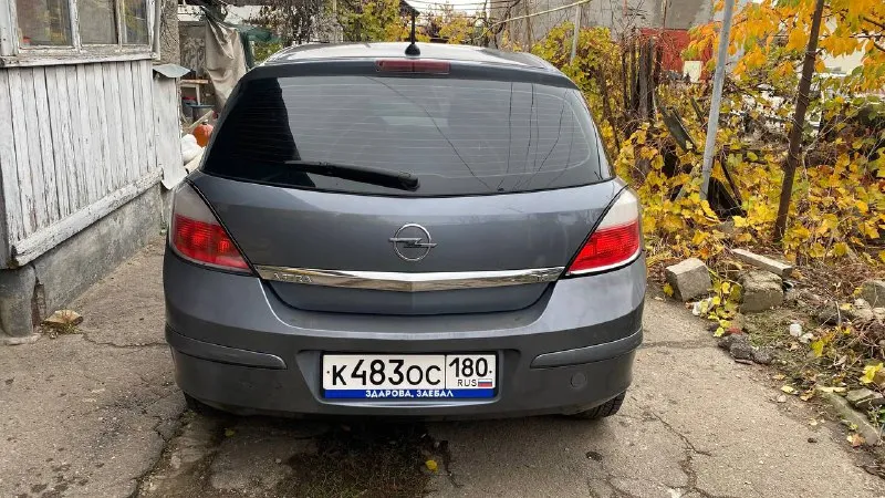 Продам opel astra h движок 1.8 z18xe, 125 л. с. мкпп 2004 год машиной владею больше года, за все время ни разу не подвела. комплектация - кондиционер, датчик света, датчик дождя, круиз контроль, мультируль, передние эсп, электрозеркала, салон в отличном состоянии. двигатель не троит, не дымит, тяга отличная. кпп работает прекрасно. электрика вся исправна. по ходовке ничего не стучит, не тарахтит. за машиной ухаживал, делалось все вовремя, для себя. все записи, что и когда делалось, есть. по кузову есть мелкие жизненные коцки, косметические подкрасы. пороги переваривались, передние крылья перекрашивались прошлым владельцем собственноручно. машина на хорошей зимней резине, на 16-х дисках. ничего делать не нужно, сел - поехал. 2 ключа, сервисные книги. пробег честный - 310000,автомобиль каждый день на ходу, пробег растет! цена 420000, торг есть. я - владелец. осмотр г. донецк +79790090927( миранда) телеграм на не 📲 tg: артем александрович 📞 звоните: +7(949)4677354 - фотография - 2