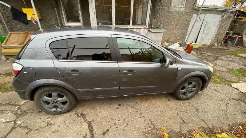 Продам opel astra h движок 1.8 z18xe, 125 л. с. мкпп 2004 год машиной владею больше года, за все время ни разу не подвела. комплектация - кондиционер, датчик света, датчик дождя, круиз контроль, мультируль, передние эсп, электрозеркала, салон в отличном состоянии. двигатель не троит, не дымит, тяга отличная. кпп работает прекрасно. электрика вся исправна. по ходовке ничего не стучит, не тарахтит. за машиной ухаживал, делалось все вовремя, для себя. все записи, что и когда делалось, есть. по кузову есть мелкие жизненные коцки, косметические подкрасы. пороги переваривались, передние крылья перекрашивались прошлым владельцем собственноручно. машина на хорошей зимней резине, на 16-х дисках. ничего делать не нужно, сел - поехал. 2 ключа, сервисные книги. пробег честный - 310000,автомобиль каждый день на ходу, пробег растет! цена 420000, торг есть. я - владелец. осмотр г. донецк +79790090927( миранда) телеграм на не 📲 tg: артем александрович 📞 звоните: +7(949)4677354 - фотография - 3