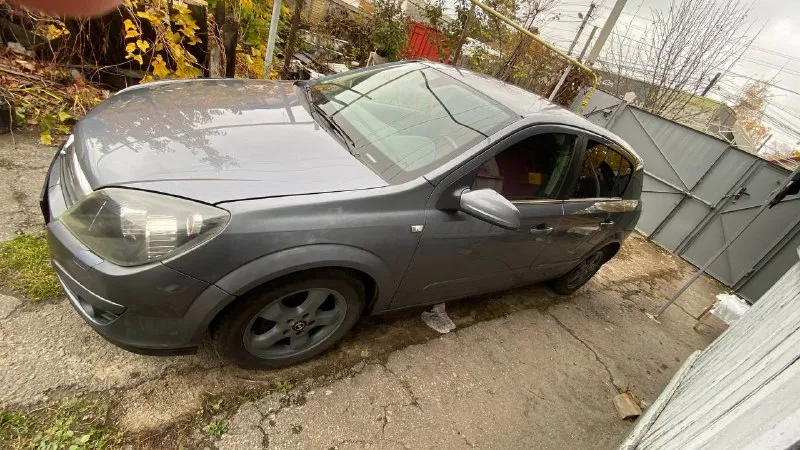 Продам opel astra h движок 1.8 z18xe, 125 л. с. мкпп 2004 год машиной владею больше года, за все время ни разу не подвела. комплектация - кондиционер, датчик света, датчик дождя, круиз контроль, мультируль, передние эсп, электрозеркала, салон в отличном состоянии. двигатель не троит, не дымит, тяга отличная. кпп работает прекрасно. электрика вся исправна. по ходовке ничего не стучит, не тарахтит. за машиной ухаживал, делалось все вовремя, для себя. все записи, что и когда делалось, есть. по кузову есть мелкие жизненные коцки, косметические подкрасы. пороги переваривались, передние крылья перекрашивались прошлым владельцем собственноручно. машина на хорошей зимней резине, на 16-х дисках. ничего делать не нужно, сел - поехал. 2 ключа, сервисные книги. пробег честный - 310000,автомобиль каждый день на ходу, пробег растет! цена 420000, торг есть. я - владелец. осмотр г. донецк +79790090927( миранда) телеграм на не 📲 tg: артем александрович 📞 звоните: +7(949)4677354 - фотография - 4