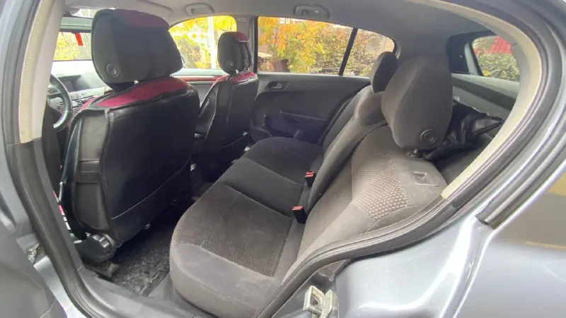 Продам opel astra h движок 1.8 z18xe, 125 л. с. мкпп 2004 год машиной владею больше года, за все время ни разу не подвела. комплектация - кондиционер, датчик света, датчик дождя, круиз контроль, мультируль, передние эсп, электрозеркала, салон в отличном состоянии. двигатель не троит, не дымит, тяга отличная. кпп работает прекрасно. электрика вся исправна. по ходовке ничего не стучит, не тарахтит. за машиной ухаживал, делалось все вовремя, для себя. все записи, что и когда делалось, есть. по кузову есть мелкие жизненные коцки, косметические подкрасы. пороги переваривались, передние крылья перекрашивались прошлым владельцем собственноручно. машина на хорошей зимней резине, на 16-х дисках. ничего делать не нужно, сел - поехал. 2 ключа, сервисные книги. пробег честный - 310000,автомобиль каждый день на ходу, пробег растет! цена 420000, торг есть. я - владелец. осмотр г. донецк +79790090927( миранда) телеграм на не 📲 tg: артем александрович 📞 звоните: +7(949)4677354 - фотография - 6