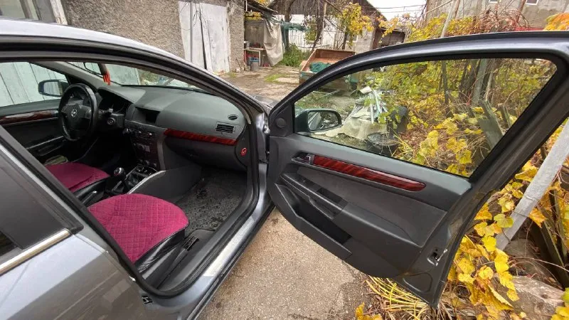 Продам opel astra h движок 1.8 z18xe, 125 л. с. мкпп 2004 год машиной владею больше года, за все время ни разу не подвела. комплектация - кондиционер, датчик света, датчик дождя, круиз контроль, мультируль, передние эсп, электрозеркала, салон в отличном состоянии. двигатель не троит, не дымит, тяга отличная. кпп работает прекрасно. электрика вся исправна. по ходовке ничего не стучит, не тарахтит. за машиной ухаживал, делалось все вовремя, для себя. все записи, что и когда делалось, есть. по кузову есть мелкие жизненные коцки, косметические подкрасы. пороги переваривались, передние крылья перекрашивались прошлым владельцем собственноручно. машина на хорошей зимней резине, на 16-х дисках. ничего делать не нужно, сел - поехал. 2 ключа, сервисные книги. пробег честный - 310000,автомобиль каждый день на ходу, пробег растет! цена 420000, торг есть. я - владелец. осмотр г. донецк +79790090927( миранда) телеграм на не 📲 tg: артем александрович 📞 звоните: +7(949)4677354 - фотография - 7
