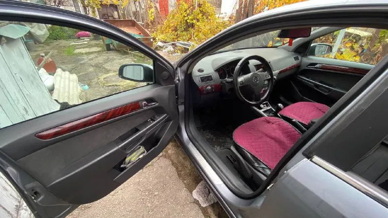 Продам opel astra h движок 1.8 z18xe, 125 л. с. мкпп 2004 год машиной владею больше года, за все время ни разу не подвела. комплектация - кондиционер, датчик света, датчик дождя, круиз контроль, мультируль, передние эсп, электрозеркала, салон в отличном состоянии. двигатель не троит, не дымит, тяга отличная. кпп работает прекрасно. электрика вся исправна. по ходовке ничего не стучит, не тарахтит. за машиной ухаживал, делалось все вовремя, для себя. все записи, что и когда делалось, есть. по кузову есть мелкие жизненные коцки, косметические подкрасы. пороги переваривались, передние крылья перекрашивались прошлым владельцем собственноручно. машина на хорошей зимней резине, на 16-х дисках. ничего делать не нужно, сел - поехал. 2 ключа, сервисные книги. пробег честный - 310000,автомобиль каждый день на ходу, пробег растет! цена 420000, торг есть. я - владелец. осмотр г. донецк +79790090927( миранда) телеграм на не 📲 tg: артем александрович 📞 звоните: +7(949)4677354 - фотография - 8