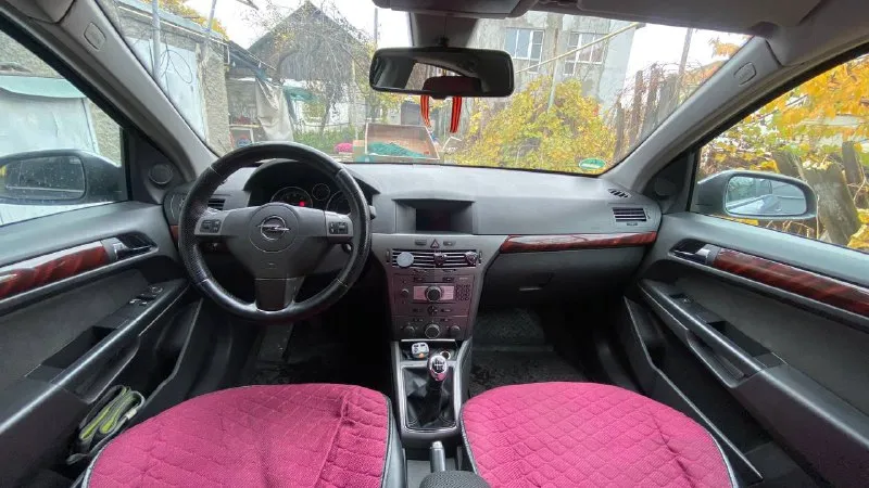 Продам opel astra h движок 1.8 z18xe, 125 л. с. мкпп 2004 год машиной владею больше года, за все время ни разу не подвела. комплектация - кондиционер, датчик света, датчик дождя, круиз контроль, мультируль, передние эсп, электрозеркала, салон в отличном состоянии. двигатель не троит, не дымит, тяга отличная. кпп работает прекрасно. электрика вся исправна. по ходовке ничего не стучит, не тарахтит. за машиной ухаживал, делалось все вовремя, для себя. все записи, что и когда делалось, есть. по кузову есть мелкие жизненные коцки, косметические подкрасы. пороги переваривались, передние крылья перекрашивались прошлым владельцем собственноручно. машина на хорошей зимней резине, на 16-х дисках. ничего делать не нужно, сел - поехал. 2 ключа, сервисные книги. пробег честный - 310000,автомобиль каждый день на ходу, пробег растет! цена 420000, торг есть. я - владелец. осмотр г. донецк +79790090927( миранда) телеграм на не 📲 tg: артем александрович 📞 звоните: +7(949)4677354 - фотография - 9