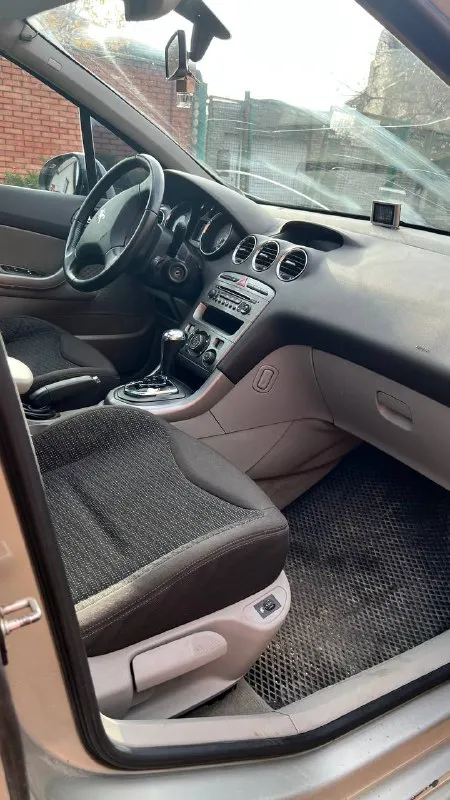 Продам peugeot 308,год 2008, двигатель 1.6, пробег 177 тыс. км, коробка автомат, электрозеркала, подогревы сидений, климат контроль, ходовые огни, панорамная крыша, двигатель после ремонта, лобовое под замену, машина на ходу, но надо заниматься. цена 400 000 рублей. находится в мариуполе, осмотр парк веселка. телефон +79496194080 📲 tg: @denis_mpl 📞 звоните: +7(949)6194080 - фотография - 8
