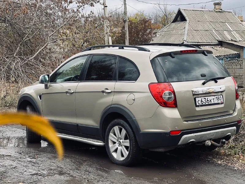 Продам 850.000₽ 🏎 chevrolet captiva 2.4 аt 🔞2010 г. 🛞полный привод ⛽️газ/бензин 📄один владелец с момента покупки в салоне в донецке, полное переоформление( вписано в птс); ⚙️обслужена: 🚨установлен контрактный двигатель(дкп на двигатель в наличии, старый после капиталки отдам в придачу) в машине заменено перед продажей: -новый механизм грм(ролики, помпа, ремни, также заменен термостат); -заменено масло(liqui moly 10w-40 molygen), антифриз, жидкость гур и все фильтра, в том числе газовые; -заменен передний и задний сальник коленвала, прокладка клапанной крышки; -заменены все 4 подушки двигателя -заменены передние и задние амортизаторы (+ проставки для повышения клиренса 20мм), все передние сайлентблоки и шаровые; -заменены упоры капота; -установлен хороший led свет, новая задняя оптика, дхо оранжевого цвета -установлены новые хорошие динамики в дверях(gryphon pro 165) обмен интересен с вашей доплатой торг донецк +79493170855 📲 tg: @louisspiton 📞 звоните: +7(949)3170855 - фотография - 2