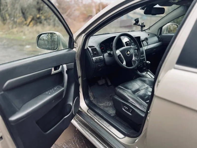 Продам 850.000₽ 🏎 chevrolet captiva 2.4 аt 🔞2010 г. 🛞полный привод ⛽️газ/бензин 📄один владелец с момента покупки в салоне в донецке, полное переоформление( вписано в птс); ⚙️обслужена: 🚨установлен контрактный двигатель(дкп на двигатель в наличии, старый после капиталки отдам в придачу) в машине заменено перед продажей: -новый механизм грм(ролики, помпа, ремни, также заменен термостат); -заменено масло(liqui moly 10w-40 molygen), антифриз, жидкость гур и все фильтра, в том числе газовые; -заменен передний и задний сальник коленвала, прокладка клапанной крышки; -заменены все 4 подушки двигателя -заменены передние и задние амортизаторы (+ проставки для повышения клиренса 20мм), все передние сайлентблоки и шаровые; -заменены упоры капота; -установлен хороший led свет, новая задняя оптика, дхо оранжевого цвета -установлены новые хорошие динамики в дверях(gryphon pro 165) обмен интересен с вашей доплатой торг донецк +79493170855 📲 tg: @louisspiton 📞 звоните: +7(949)3170855 - фотография - 5