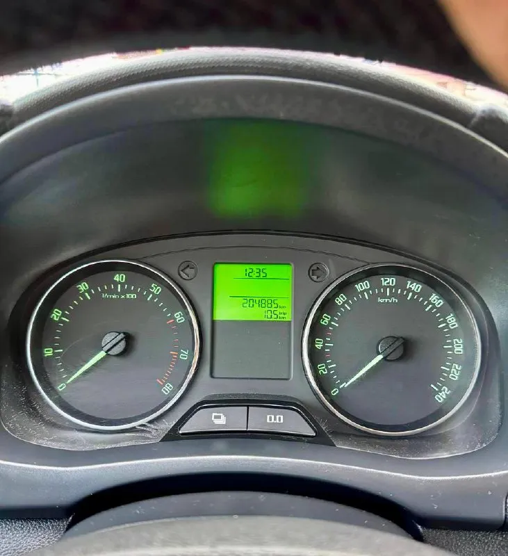 🌹skoda fabia 1.4 💰цена: 670 000р 🏢город: мариуполь 📅год выпуска: 2010 🧾пробег: 204 885км. ⚙️двигатель: 1.4 ⛽топливо: бензин ⚙️кпп: механика 📞 телефон: +7-949-727-41-51 +7-989-263-55-56 +7-949-551-91-52 💾 описание: fabia идеальный выбор для тех, кто ищет надёжный и практичный автомобиль. этот хетчбек отличается элегантным дизайном и просторным салоном. ✅ 1 владелец, южная эксплуатация. ✅ отличное состояние кузова, без коррозии, весь в родной краске 💯% ✅ хорошее состояние как внешне так и технически. комплектация 👍 : кондиционер, гур, abs, центральный замок, подогрев сидений, новая летняя резина pirelli, электропакет, два ключа. улица шевченко 269 - фотография - 10