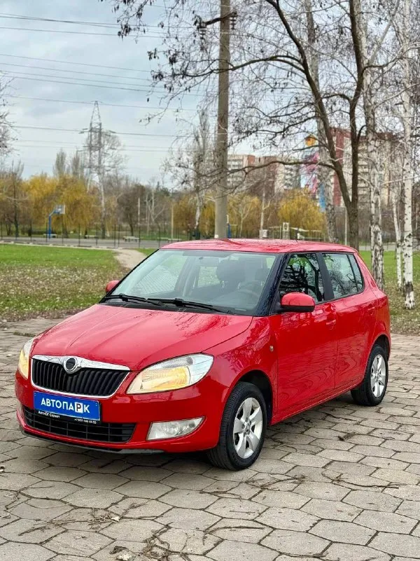 🌹skoda fabia 1.4 💰цена: 670 000р 🏢город: мариуполь 📅год выпуска: 2010 🧾пробег: 204 885км. ⚙️двигатель: 1.4 ⛽топливо: бензин ⚙️кпп: механика 📞 телефон: +7-949-727-41-51 +7-989-263-55-56 +7-949-551-91-52 💾 описание: fabia идеальный выбор для тех, кто ищет надёжный и практичный автомобиль. этот хетчбек отличается элегантным дизайном и просторным салоном. ✅ 1 владелец, южная эксплуатация. ✅ отличное состояние кузова, без коррозии, весь в родной краске 💯% ✅ хорошее состояние как внешне так и технически. комплектация 👍 : кондиционер, гур, abs, центральный замок, подогрев сидений, новая летняя резина pirelli, электропакет, два ключа. улица шевченко 269 - фотография - 3