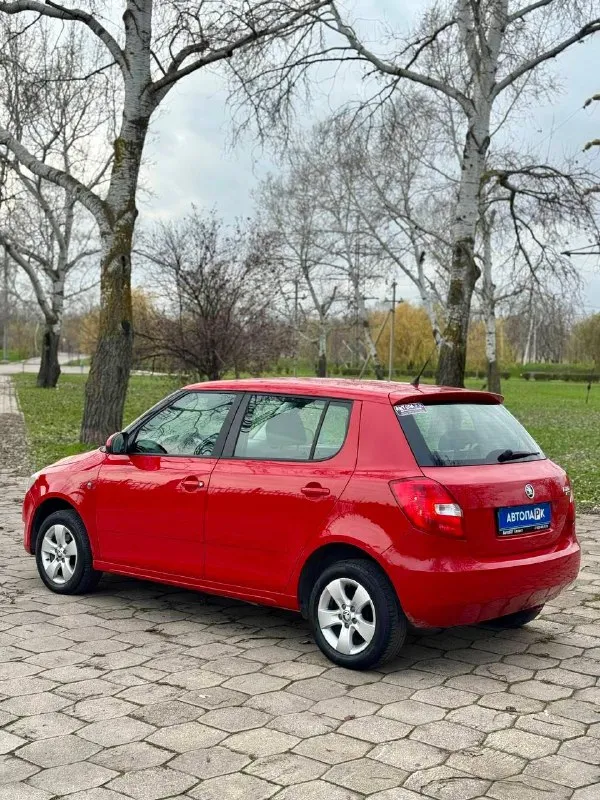 🌹skoda fabia 1.4 💰цена: 670 000р 🏢город: мариуполь 📅год выпуска: 2010 🧾пробег: 204 885км. ⚙️двигатель: 1.4 ⛽топливо: бензин ⚙️кпп: механика 📞 телефон: +7-949-727-41-51 +7-989-263-55-56 +7-949-551-91-52 💾 описание: fabia идеальный выбор для тех, кто ищет надёжный и практичный автомобиль. этот хетчбек отличается элегантным дизайном и просторным салоном. ✅ 1 владелец, южная эксплуатация. ✅ отличное состояние кузова, без коррозии, весь в родной краске 💯% ✅ хорошее состояние как внешне так и технически. комплектация 👍 : кондиционер, гур, abs, центральный замок, подогрев сидений, новая летняя резина pirelli, электропакет, два ключа. улица шевченко 269 - фотография - 4