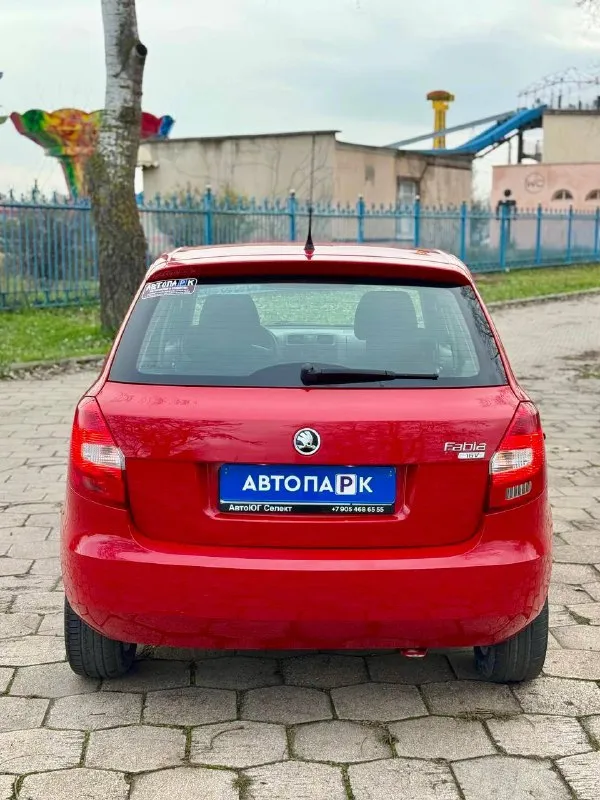 🌹skoda fabia 1.4 💰цена: 670 000р 🏢город: мариуполь 📅год выпуска: 2010 🧾пробег: 204 885км. ⚙️двигатель: 1.4 ⛽топливо: бензин ⚙️кпп: механика 📞 телефон: +7-949-727-41-51 +7-989-263-55-56 +7-949-551-91-52 💾 описание: fabia идеальный выбор для тех, кто ищет надёжный и практичный автомобиль. этот хетчбек отличается элегантным дизайном и просторным салоном. ✅ 1 владелец, южная эксплуатация. ✅ отличное состояние кузова, без коррозии, весь в родной краске 💯% ✅ хорошее состояние как внешне так и технически. комплектация 👍 : кондиционер, гур, abs, центральный замок, подогрев сидений, новая летняя резина pirelli, электропакет, два ключа. улица шевченко 269 - фотография - 5
