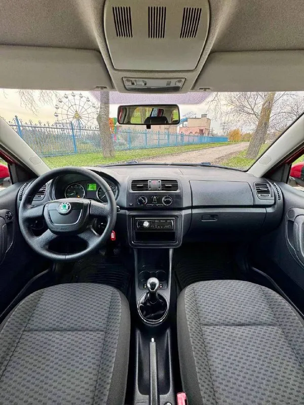 🌹skoda fabia 1.4 💰цена: 670 000р 🏢город: мариуполь 📅год выпуска: 2010 🧾пробег: 204 885км. ⚙️двигатель: 1.4 ⛽топливо: бензин ⚙️кпп: механика 📞 телефон: +7-949-727-41-51 +7-989-263-55-56 +7-949-551-91-52 💾 описание: fabia идеальный выбор для тех, кто ищет надёжный и практичный автомобиль. этот хетчбек отличается элегантным дизайном и просторным салоном. ✅ 1 владелец, южная эксплуатация. ✅ отличное состояние кузова, без коррозии, весь в родной краске 💯% ✅ хорошее состояние как внешне так и технически. комплектация 👍 : кондиционер, гур, abs, центральный замок, подогрев сидений, новая летняя резина pirelli, электропакет, два ключа. улица шевченко 269 - фотография - 8