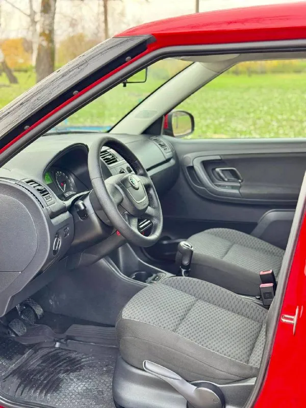 🌹skoda fabia 1.4 💰цена: 670 000р 🏢город: мариуполь 📅год выпуска: 2010 🧾пробег: 204 885км. ⚙️двигатель: 1.4 ⛽топливо: бензин ⚙️кпп: механика 📞 телефон: +7-949-727-41-51 +7-989-263-55-56 +7-949-551-91-52 💾 описание: fabia идеальный выбор для тех, кто ищет надёжный и практичный автомобиль. этот хетчбек отличается элегантным дизайном и просторным салоном. ✅ 1 владелец, южная эксплуатация. ✅ отличное состояние кузова, без коррозии, весь в родной краске 💯% ✅ хорошее состояние как внешне так и технически. комплектация 👍 : кондиционер, гур, abs, центральный замок, подогрев сидений, новая летняя резина pirelli, электропакет, два ключа. улица шевченко 269 - фотография - 9