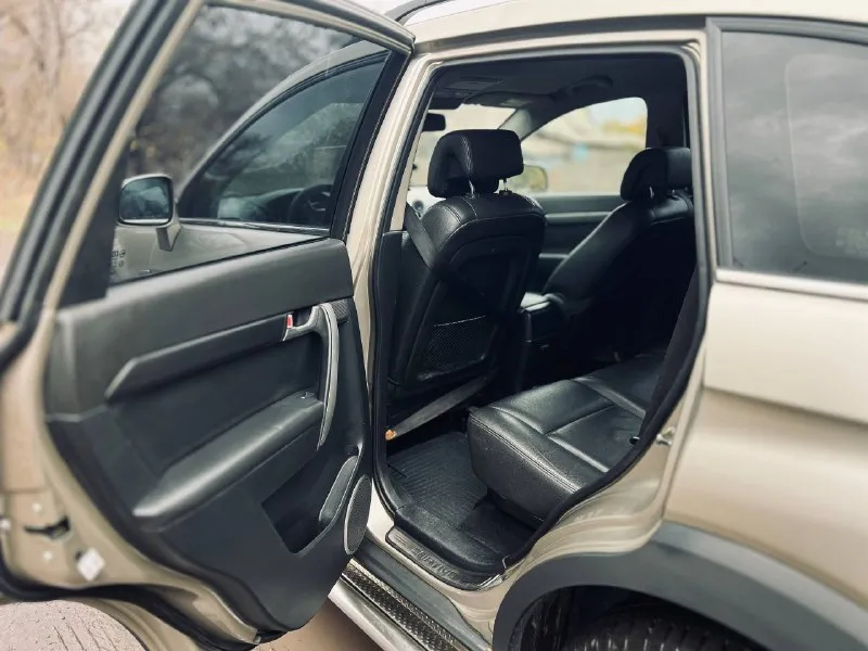 Продам 850.000₽ 🏎chevrolet captiva 2.4 аt 🔞2010 г. 🛞полный привод ⛽️газ/бензин 📄один владелец с момента покупки в салоне в донецке, полное переоформление(гбо вписано в птс); ⚙️обслужена: 🚨установлен контрактный двигатель(дкп на двигатель в наличии, старый после капиталки отдам в придачу) в машине заменено перед продажей: -новый механизм грм(ролики, помпа, ремни, также заменен термостат); -заменено масло(liqui moly 10w-40 molygen), антифриз, жидкость гур и все фильтра, в том числе газовые; -заменен передний и задний сальник коленвала, прокладка клапанной крышки; -заменены все 4 подушки двигателя -заменены передние и задние амортизаторы (+ проставки для повышения клиренса 20мм), все передние сайлентблоки и шаровые; -заменены упоры капота; -установлен хороший led свет, новая задняя оптика, дхо оранжевого цвета -установлены новые хорошие динамики в дверях(gryphon pro 165) обмен интересен с вашей доплатой торг донецк +79493170855 - фотография - 4