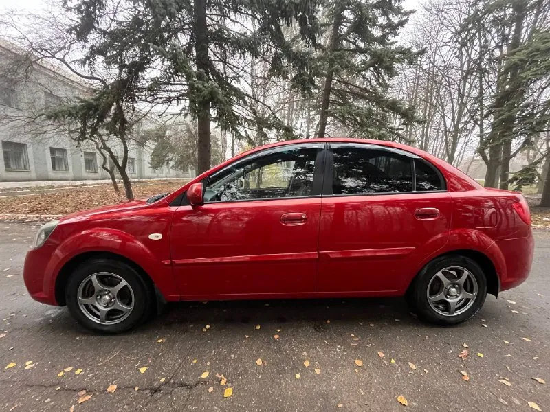 Продаю авто kia rio 2011 г. в., 1,4 л на механике. пробег 189000 км. автомобилем владею 5 лет. своевременное то и бережная эксплуатация расход город 6-7 литров. салон не прокуренный, ухоженный. светодиодные фары и противотуманки. мультимедиа teyes cc3 2k. гаражное хранение. 2 комплекта резины. цена 800000 руб. авто в макеевке. тел. +79493067141 📲 tg: руслан 📞 звоните: +7(949)3067141 - фотография - 2
