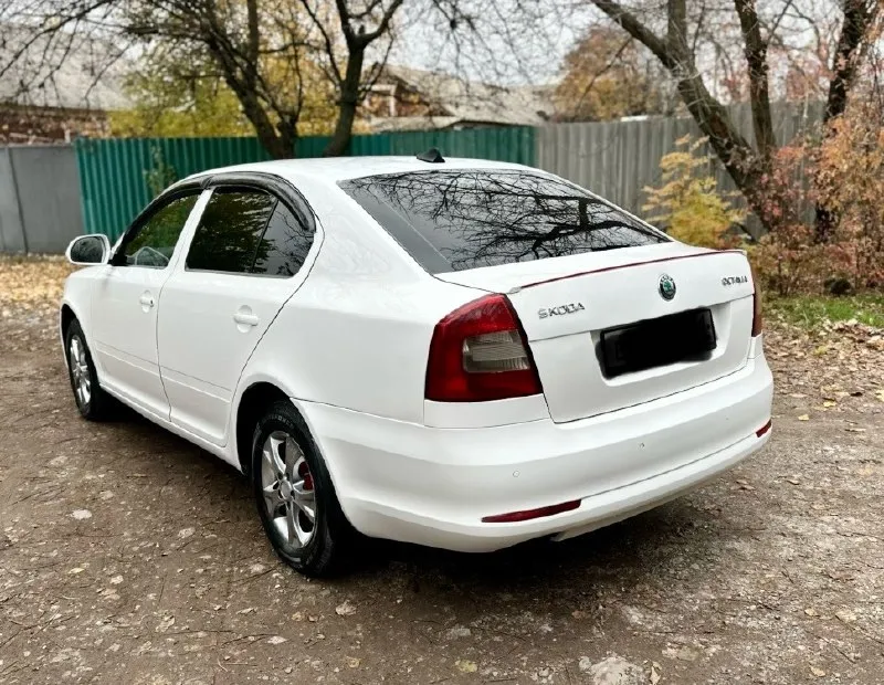 Цена 699.тыс. руб. ❗️❗️❗️ срочная продажа. торг у капота. skoda octavia a5 рейсталинг 2012г. 1.6 mpi механика. родной пробег 250тыс. км. 2хозяина. авто в очень хорошем состоянии вложений не требует не каких. кузов без гнили и ржавчины выглядит красиво как на фото так и в живую. работают отлично не дымит не троит тянет хорошо. самый лучший и надежный мотор в линейке. ходовая без посторонних звуков все в полном порядке. коробка отлично работает. масла фильтра только поменял ещо даже 100км не проехали. салон чистый. богатая комплектация. кондиционер, гур, датчики света и дождя, подогрев сидений и зеркал,4эл. стеклоподьмника, эл. зеркала, подушки безопасности, парк-троик. установлена магнитола на android системе. литые диски. лед фары в ближнем и туманках, тонеровка. в серьезных дтп не была. документы в полном порядке.2собственика, птс оригинал, любое переоформление хоть по дкп хоть через мрео. осмотр донецк +79498582203 он же и телеграмм 📞 звоните: +7(949)8582203 - фотография - 4