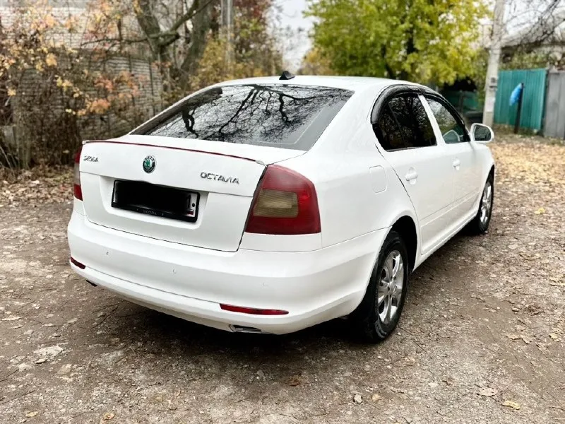 Цена 699.тыс. руб. ❗️❗️❗️ срочная продажа. торг у капота. skoda octavia a5 рейсталинг 2012г. 1.6 mpi механика. родной пробег 250тыс. км. 2хозяина. авто в очень хорошем состоянии вложений не требует не каких. кузов без гнили и ржавчины выглядит красиво как на фото так и в живую. работают отлично не дымит не троит тянет хорошо. самый лучший и надежный мотор в линейке. ходовая без посторонних звуков все в полном порядке. коробка отлично работает. масла фильтра только поменял ещо даже 100км не проехали. салон чистый. богатая комплектация. кондиционер, гур, датчики света и дождя, подогрев сидений и зеркал,4эл. стеклоподьмника, эл. зеркала, подушки безопасности, парк-троик. установлена магнитола на android системе. литые диски. лед фары в ближнем и туманках, тонеровка. в серьезных дтп не была. документы в полном порядке.2собственика, птс оригинал, любое переоформление хоть по дкп хоть через мрео. осмотр донецк +79498582203 он же и телеграмм 📞 звоните: +7(949)8582203 - фотография - 7