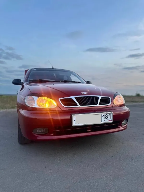 Daewoo sens 1.3 пробег 165000 в одной семье с автосалона. хороший, надёжный, неприхотливый автомобиль. едет бодро, каждый день в строю. обслуживался достойно, перегрузок не испытывал. пробег реальный, преимущественно гаражное хранение. кузов поляк, рыжиков нет, дно и пороги родные, как новые. стёкла родня. колеса 13, лето на титанах, зима на штампах, оба комплекта в хорошем состоянии. недавно заменил: привода, обслужил коробку, сальники двигателя/коробки, перебрал всю ходовую. установлена приятная акустика пара сильвестров 16 пара ганнибалов 16 средненький усилитель для музыки. из минусов слегка звенит кулиса на высоких оборотах, мелкие косячки по лкп про машину можно рассказывать много, интересующие вопросы по телефону документы готовы к переоформлению цена 270.000+торг присутствует +79595852282 📞 звоните: +7(959)5852282 - фотография - 3