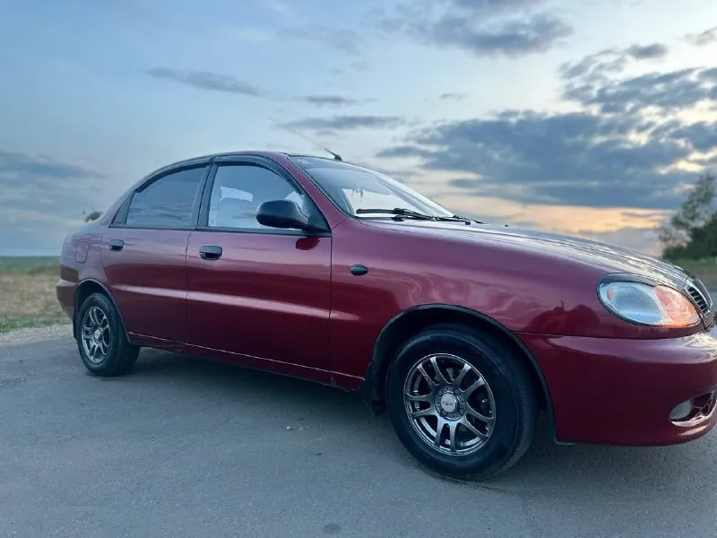 Daewoo sens 1.3 пробег 165000 в одной семье с автосалона. хороший, надёжный, неприхотливый автомобиль. едет бодро, каждый день в строю. обслуживался достойно, перегрузок не испытывал. пробег реальный, преимущественно гаражное хранение. кузов поляк, рыжиков нет, дно и пороги родные, как новые. стёкла родня. колеса 13, лето на титанах, зима на штампах, оба комплекта в хорошем состоянии. недавно заменил: привода, обслужил коробку, сальники двигателя/коробки, перебрал всю ходовую. установлена приятная акустика пара сильвестров 16 пара ганнибалов 16 средненький усилитель для музыки. из минусов слегка звенит кулиса на высоких оборотах, мелкие косячки по лкп про машину можно рассказывать много, интересующие вопросы по телефону документы готовы к переоформлению цена 270.000+торг присутствует +79595852282 📞 звоните: +7(959)5852282 - фотография - 4