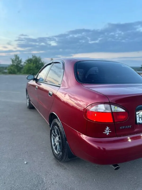 Daewoo sens 1.3 пробег 165000 в одной семье с автосалона. хороший, надёжный, неприхотливый автомобиль. едет бодро, каждый день в строю. обслуживался достойно, перегрузок не испытывал. пробег реальный, преимущественно гаражное хранение. кузов поляк, рыжиков нет, дно и пороги родные, как новые. стёкла родня. колеса 13, лето на титанах, зима на штампах, оба комплекта в хорошем состоянии. недавно заменил: привода, обслужил коробку, сальники двигателя/коробки, перебрал всю ходовую. установлена приятная акустика пара сильвестров 16 пара ганнибалов 16 средненький усилитель для музыки. из минусов слегка звенит кулиса на высоких оборотах, мелкие косячки по лкп про машину можно рассказывать много, интересующие вопросы по телефону документы готовы к переоформлению цена 270.000+торг присутствует +79595852282 📞 звоните: +7(959)5852282 - фотография - 5