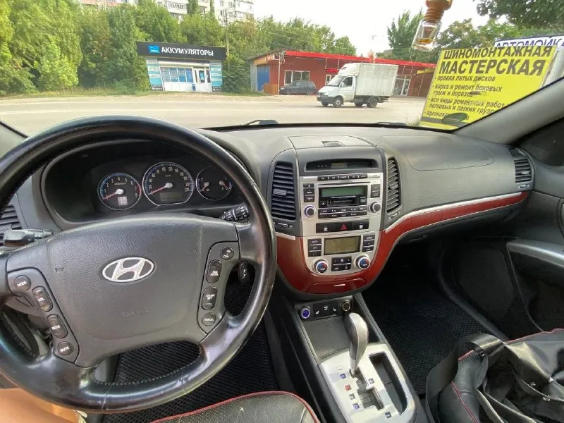 ❗продам❗ hyundai fanta fe 🔸год: 2006 🔸пробег: 292.000 🔸двигатель: 2.7 (v6) бензин/газ 🔸трансмиссия: at 🔸привод: полный 🔸комплектация: подогрев сидений, подогрев зеркал, климат контроль, мульти руль, круиз контроль, кожа, люк. 🔸автомобиль в отличном состоянии, ухожен, обслужен, в салоне не курили, установлено дорогое газовое оборудование. 🔸постоянный учёт днр ( я хозяин) буду присутствовать в мрэо 💰цена-1.050.000 (торг реальному покупателю при виде денег) обращаться по номеру: +7 (949) 383-55-96 👤 📞 звоните: +7(949)3835596 - фотография - 5