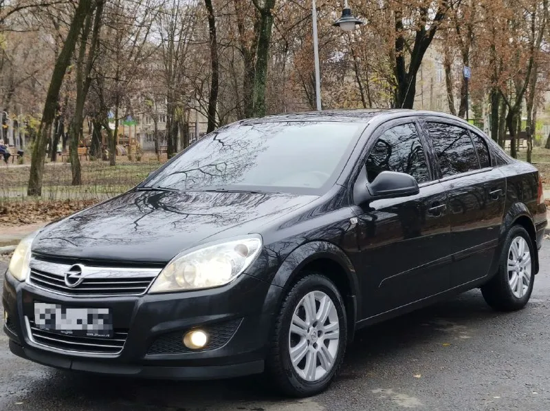 Предлагается к продаже автомобиль opel astra h (опель астра) в кузове седан. цвет — чёрный металлик, заводская краска смело приезжайте проверяйте приборами. год выпуска — 2011. под капотом бензиновый двигатель объёмом 1,8 литра 140 лошадиных сил, коробка передач — механическая 5 ступенчатая, пробег — 194 000 километров, подтверждённый, оригинальный. отчёт«автотеки» — «зелёный». ‎авто не требует абсолютно не каких вложений!есть вся история обслуживания авто, при встрече все покажу и расскажу. переоформление без проблем юридически чист. комплектация достаточно богатая: комбинированный салон с кожаными элементами, датчик света, датчик дождя, климат-контроль, круиз-контроль. есть подогрев зеркал и заднего стекла, зеркала с электрорегулировкой, ‎подогрев передних сидений, работает абсолютно всё. ‎оригинальные диски r16 зима и лето в отличном состоянии! ‎авто в отлично сохранившемся состояние близкое к идеалу для своих лет! ‎цена 720.000 торг у капота ! ‎осмотр донецк ‎более подробно по авто ‎+79490454766 ‎+79498069344 - фотография - 2