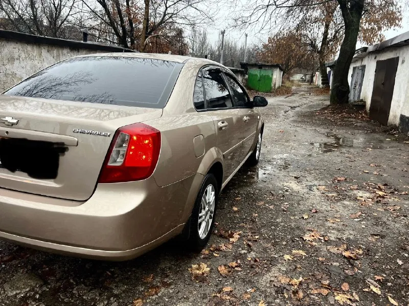 Продам chevrolet lacetti 2010 год автомобиль в идеальном состоянии один хозяин автосалона отец покупал её новые автосалона в одних руках всю жизнь автомобиль покупался при украине в автосалоне хорошая комплектация кондиционер усилитель руля абс антизанос все что нужно для комфортной езды масло фильтра только поменял два комплекта резины на дисках объем двигателя 1.6 16 клапанная автомобиль ухоженный очень тщательно следили автомобиль полностью весь обработан родной пробег 81 000 газ евро четыре звоните в любое время +79490941847 📞 звоните: +7(949)0941847 - фотография - 4