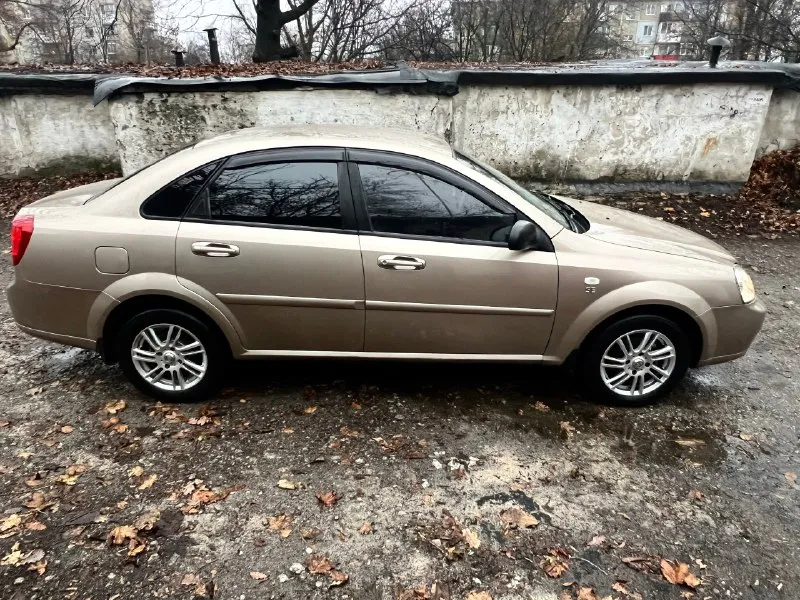 Продам chevrolet lacetti 2010 год автомобиль в идеальном состоянии один хозяин автосалона отец покупал её новые автосалона в одних руках всю жизнь автомобиль покупался при украине в автосалоне хорошая комплектация кондиционер усилитель руля абс антизанос все что нужно для комфортной езды масло фильтра только поменял два комплекта резины на дисках объем двигателя 1.6 16 клапанная автомобиль ухоженный очень тщательно следили автомобиль полностью весь обработан родной пробег 81 000 газ евро четыре звоните в любое время +79490941847 📞 звоните: +7(949)0941847 - фотография - 7