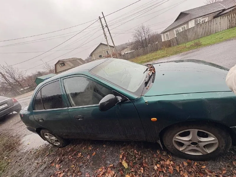 Hyundai акцент 1 1997 год, двигатель 1.5, коробка 5 ст на учёт становится, заводиться ездит, пороги и арки нужно варить, полы целые 120 тыс торг +79493115018 📞 звоните: +7(949)3115018 - фотография - 1