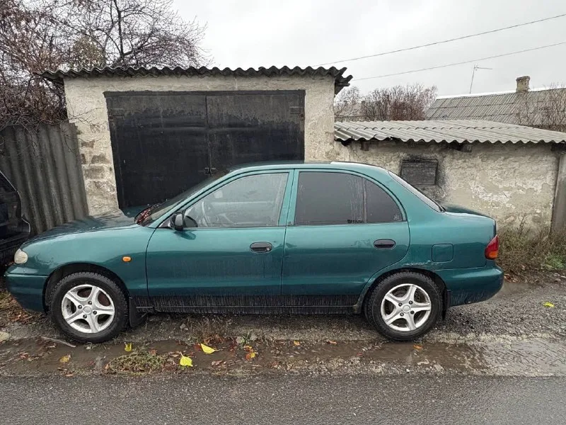 Hyundai акцент 1 1997 год, двигатель 1.5, коробка 5 ст на учёт становится, заводиться ездит, пороги и арки нужно варить, полы целые 120 тыс торг +79493115018 📞 звоните: +7(949)3115018 - фотография - 3