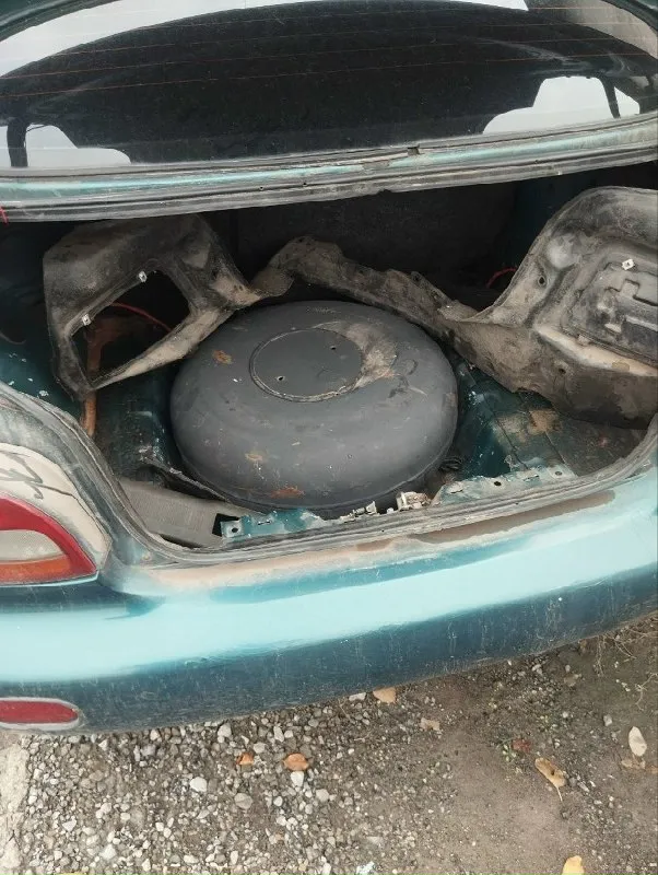 Hyundai акцент 1 1997 год, двигатель 1.5, коробка 5 ст на учёт становится, заводиться ездит, пороги и арки нужно варить, полы целые 120 тыс торг +79493115018 📞 звоните: +7(949)3115018 - фотография - 7