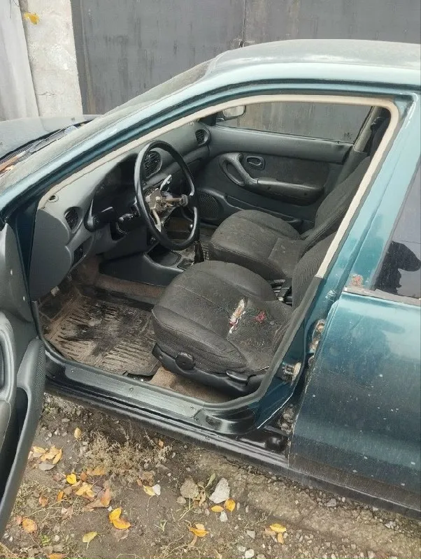 Hyundai акцент 1 1997 год, двигатель 1.5, коробка 5 ст на учёт становится, заводиться ездит, пороги и арки нужно варить, полы целые 120 тыс торг +79493115018 📞 звоните: +7(949)3115018 - фотография - 8