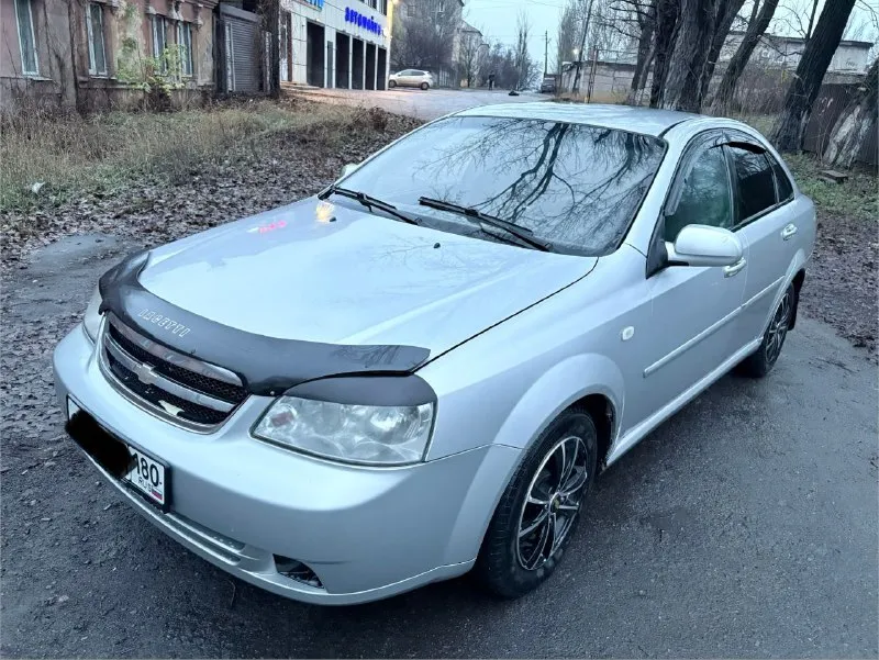 Продам chevrolet lacetti 2008г. в цена 485.000тыс. руб (торг) пробег 223т. км автомобиль в хорошем состоянии, простой в ремонте, неприхотливый и надёжный при эксплуатации. двигатель в хорошем состоянии не дымит, масло не кушает, работает ровно, коробка 5-ти ступка не выбивает, все передачи включаются как положено. кузов ровный, не гнилой, дно и пороги в отличном состоянии, есть жизненные моменты, ничего критичного. ходовая часть обслужена, ничего не стучит. салон в достойном состоянии пластик без трещин, как на фото приятный, опрятный, сиденья в чехлах, работает каждая кнопка. достаточно большой вместительный багажник. комплектация:эл. стеклоподъемники, кондиционер (работаем исправно, обслужен) гур, электро-регулировка зеркал, бортовой компьютер, обогрев заднего стекла,2din магнитола, камера заднего вида, установлена сигнализация starline с автозапуском. очень приятный, комфортный и надежный автомобиль, с документами полный порядок. цена 485тыс. руб торг. осмотр:г. макеевка тел. +79490356869 - фотография - 2