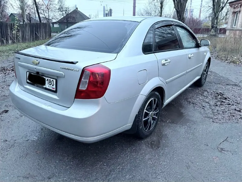 Продам chevrolet lacetti 2008г. в цена 485.000тыс. руб (торг) пробег 223т. км автомобиль в хорошем состоянии, простой в ремонте, неприхотливый и надёжный при эксплуатации. двигатель в хорошем состоянии не дымит, масло не кушает, работает ровно, коробка 5-ти ступка не выбивает, все передачи включаются как положено. кузов ровный, не гнилой, дно и пороги в отличном состоянии, есть жизненные моменты, ничего критичного. ходовая часть обслужена, ничего не стучит. салон в достойном состоянии пластик без трещин, как на фото приятный, опрятный, сиденья в чехлах, работает каждая кнопка. достаточно большой вместительный багажник. комплектация:эл. стеклоподъемники, кондиционер (работаем исправно, обслужен) гур, электро-регулировка зеркал, бортовой компьютер, обогрев заднего стекла,2din магнитола, камера заднего вида, установлена сигнализация starline с автозапуском. очень приятный, комфортный и надежный автомобиль, с документами полный порядок. цена 485тыс. руб торг. осмотр:г. макеевка тел. +79490356869 - фотография - 3