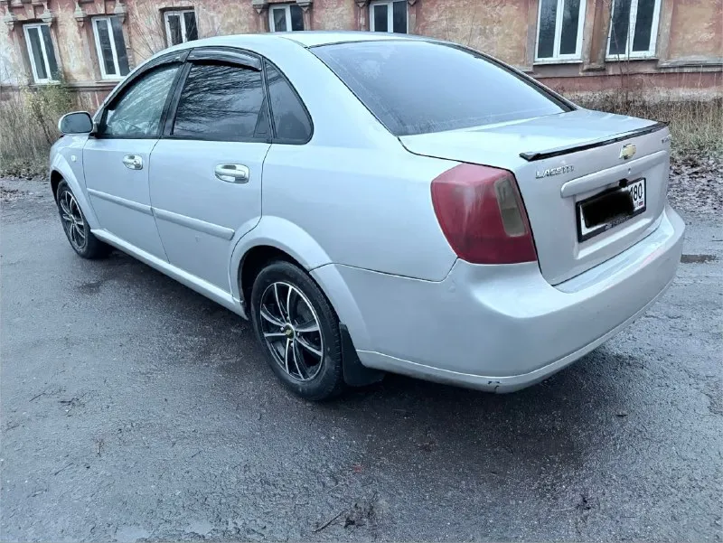 Продам chevrolet lacetti 2008г. в цена 485.000тыс. руб (торг) пробег 223т. км автомобиль в хорошем состоянии, простой в ремонте, неприхотливый и надёжный при эксплуатации. двигатель в хорошем состоянии не дымит, масло не кушает, работает ровно, коробка 5-ти ступка не выбивает, все передачи включаются как положено. кузов ровный, не гнилой, дно и пороги в отличном состоянии, есть жизненные моменты, ничего критичного. ходовая часть обслужена, ничего не стучит. салон в достойном состоянии пластик без трещин, как на фото приятный, опрятный, сиденья в чехлах, работает каждая кнопка. достаточно большой вместительный багажник. комплектация:эл. стеклоподъемники, кондиционер (работаем исправно, обслужен) гур, электро-регулировка зеркал, бортовой компьютер, обогрев заднего стекла,2din магнитола, камера заднего вида, установлена сигнализация starline с автозапуском. очень приятный, комфортный и надежный автомобиль, с документами полный порядок. цена 485тыс. руб торг. осмотр:г. макеевка тел. +79490356869 - фотография - 4